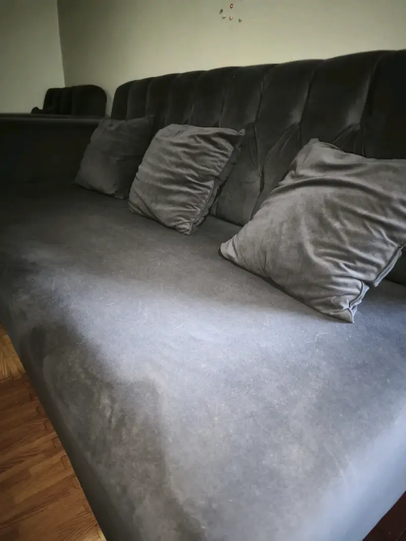 Sofá seccional de terciopelo gris oscuro - 2
