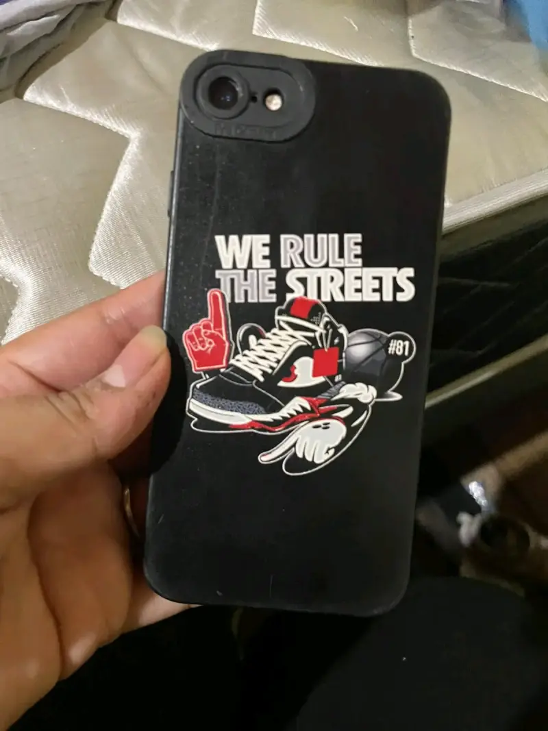 iPhone 7 negro con funda personalizada - 1