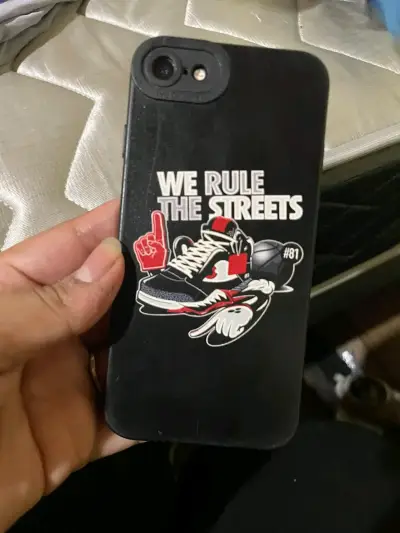 iPhone 7 negro con funda personalizada - miniatura 1
