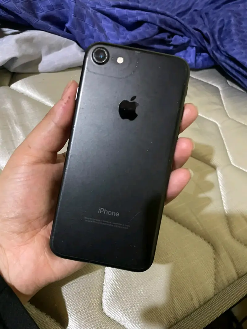 iPhone 7 negro con funda personalizada - 2