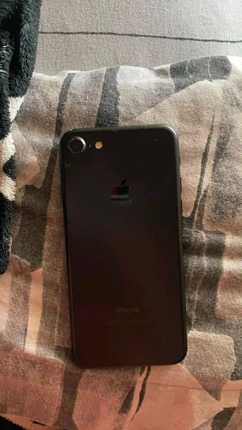 iPhone 7 negro con funda personalizada - 3