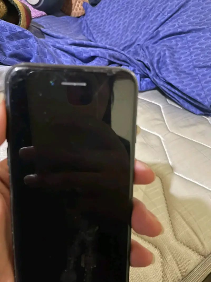 iPhone 7 negro con funda personalizada - 4