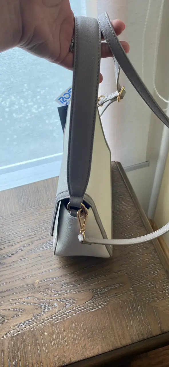 Cartera Tommy Hilfiger blanca con detalles dorados - 2