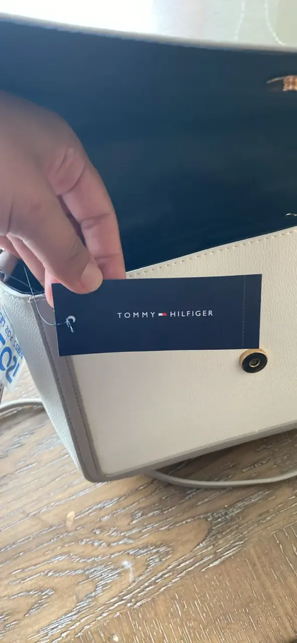 Cartera Tommy Hilfiger blanca con detalles dorados - 3