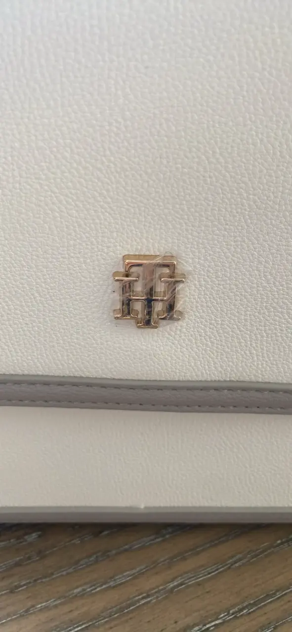 Cartera Tommy Hilfiger blanca con detalles dorados - 4
