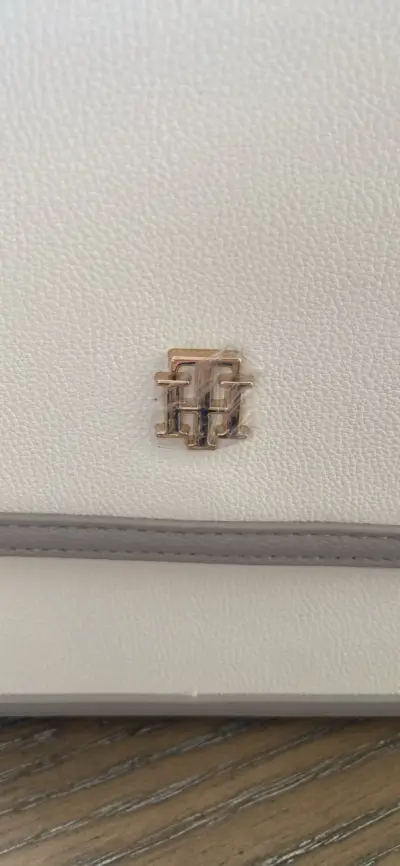 Cartera Tommy Hilfiger blanca con detalles dorados - miniatura 4