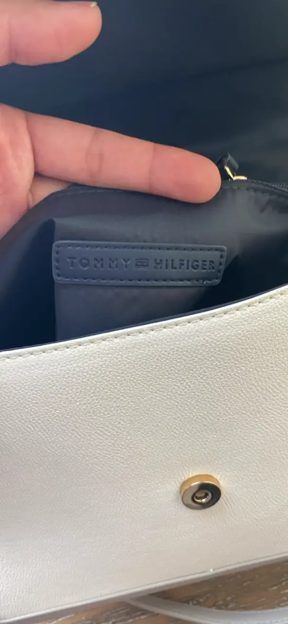 Cartera Tommy Hilfiger blanca con detalles dorados - 5