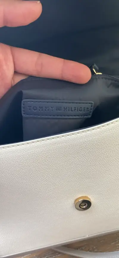 Cartera Tommy Hilfiger blanca con detalles dorados - miniatura 5