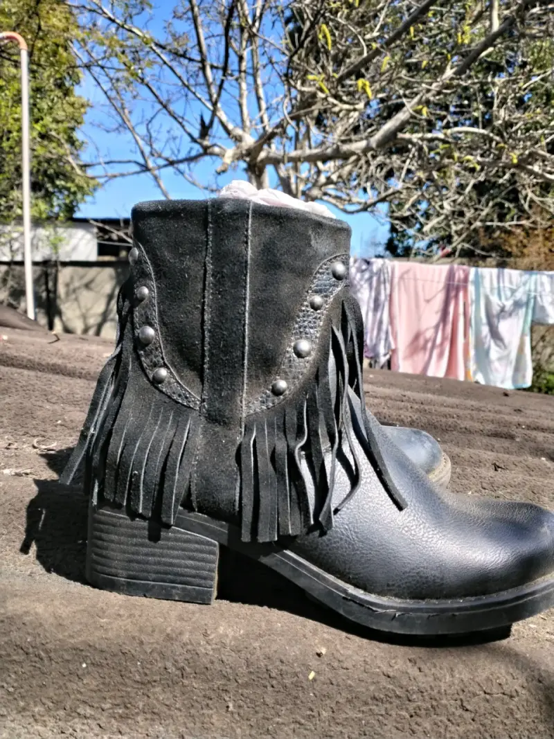 Botines negros con flecos y tachas - 1