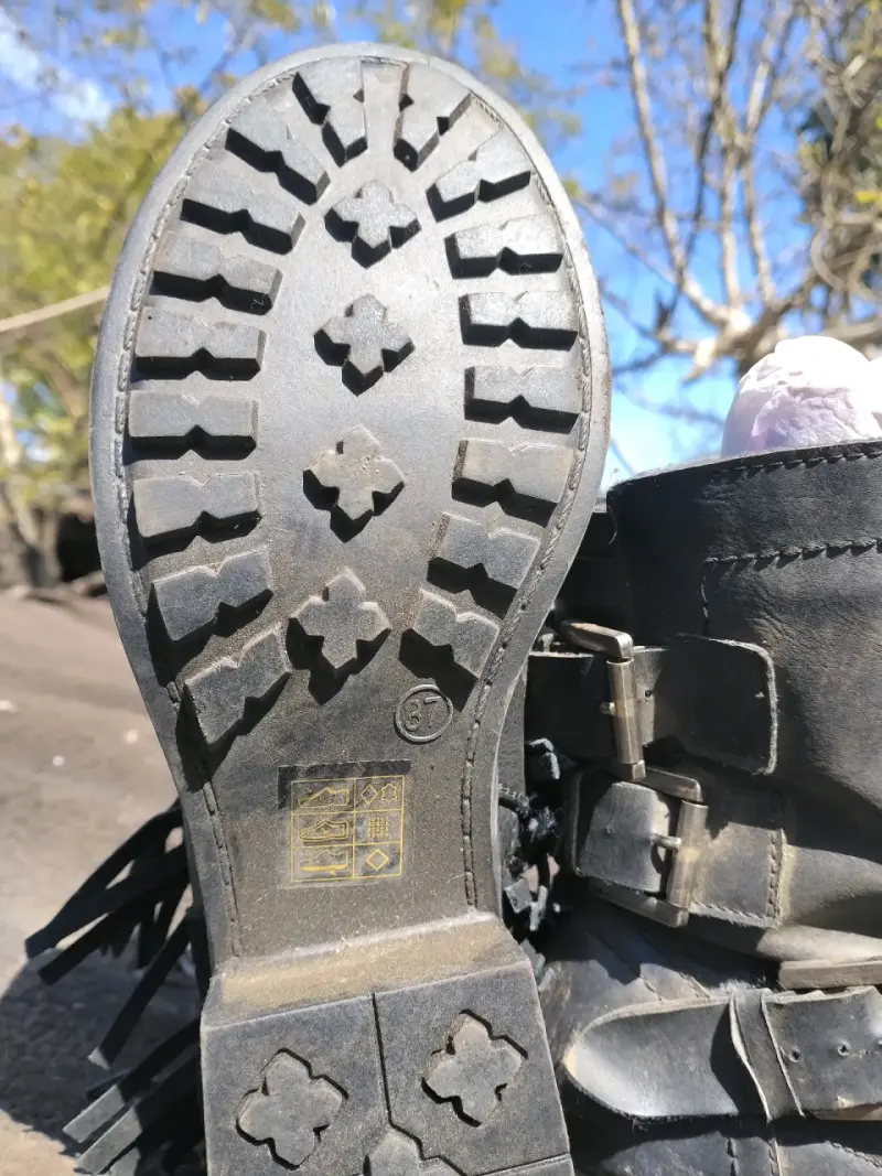 Botines negros con flecos y tachas - 2