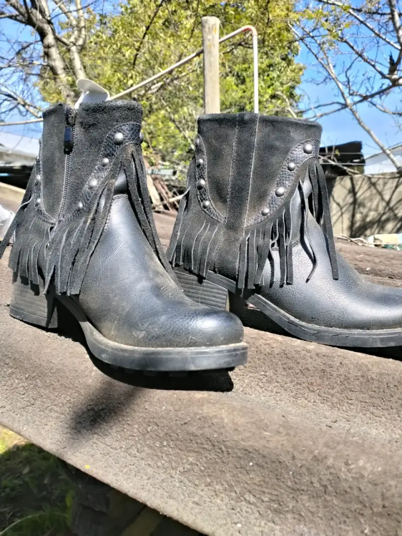 Botines negros con flecos y tachas - 3