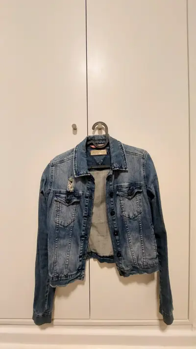 Chaqueta de mezclilla azul desgastada para mujer - miniatura 1