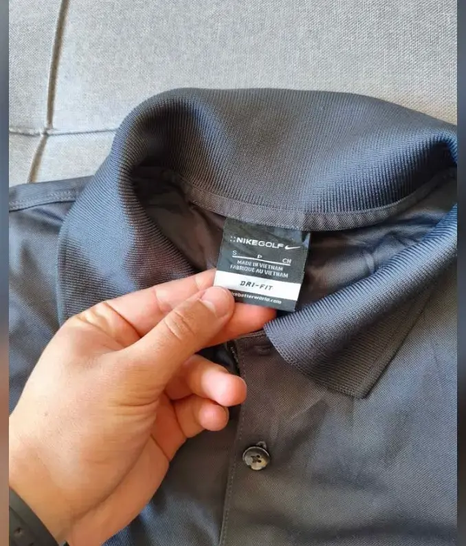 Polera gris con logo bordado nike - 3