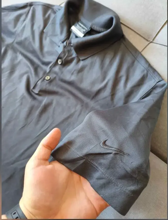 Polera gris con logo bordado nike - 4