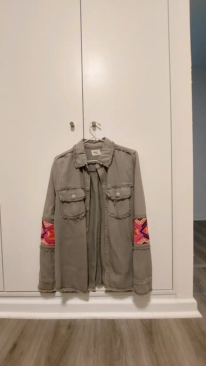 Chaqueta verde con detalles étnicos en las mangas