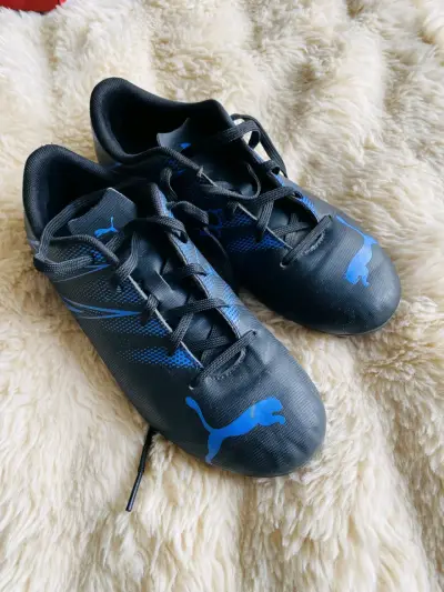 Zapatillas de fútbol Puma negras con detalles azules - miniatura 1