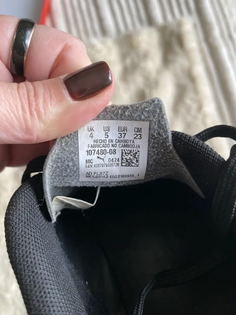 Zapatillas de fútbol Puma negras con detalles azules - 2