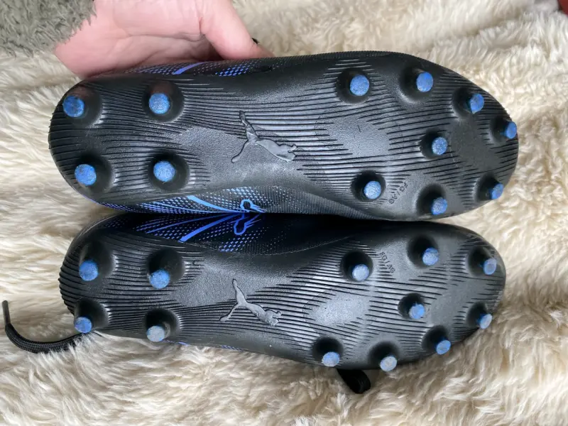Zapatillas de fútbol Puma negras con detalles azules - 3