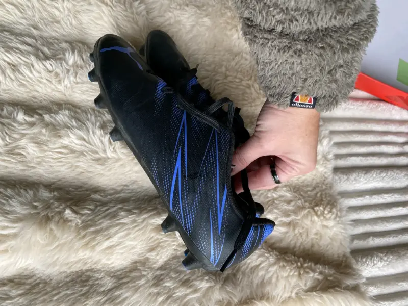 Zapatillas de fútbol Puma negras con detalles azules - 4