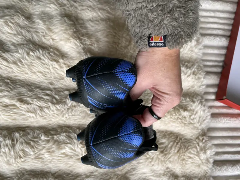 Zapatillas de fútbol Puma negras con detalles azules - 5