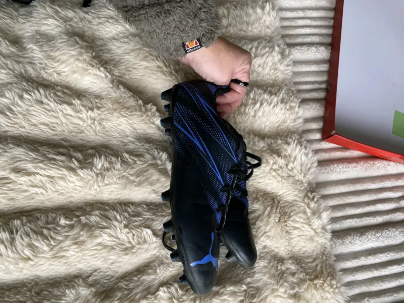 Zapatillas de fútbol Puma negras con detalles azules - 6