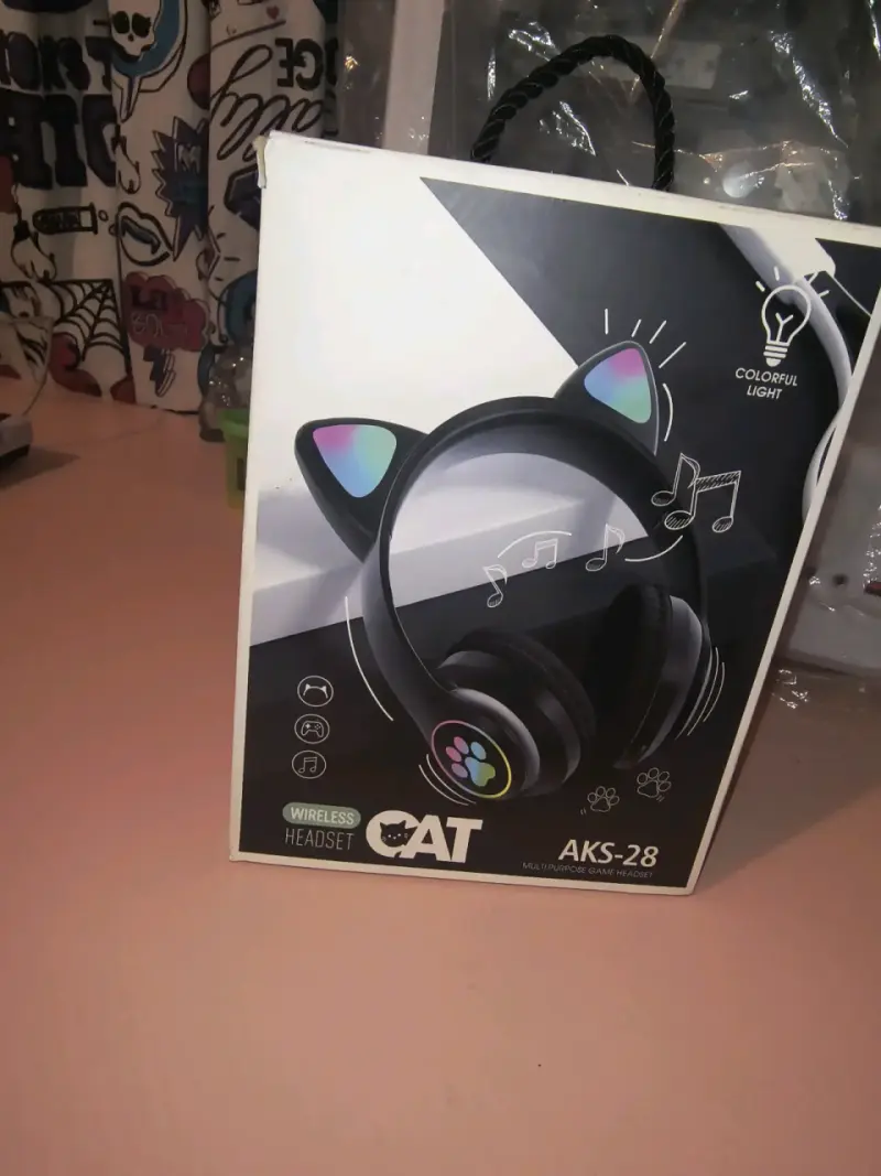 Auriculares inalámbricos con orejas de gato y luces LED - 1