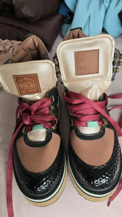 Botas Rocas de cuero con cordones rojos - miniatura 1