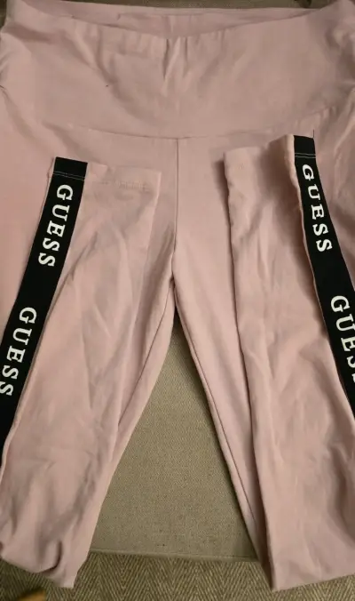 Calzas  deportivos rosados Guess con franjas - miniatura 2