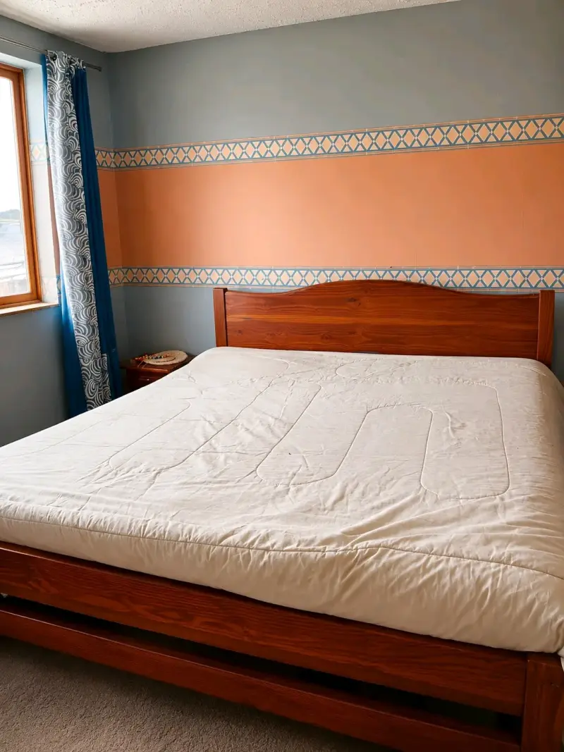 Cama King de Madera con Colchón Incluido - 1