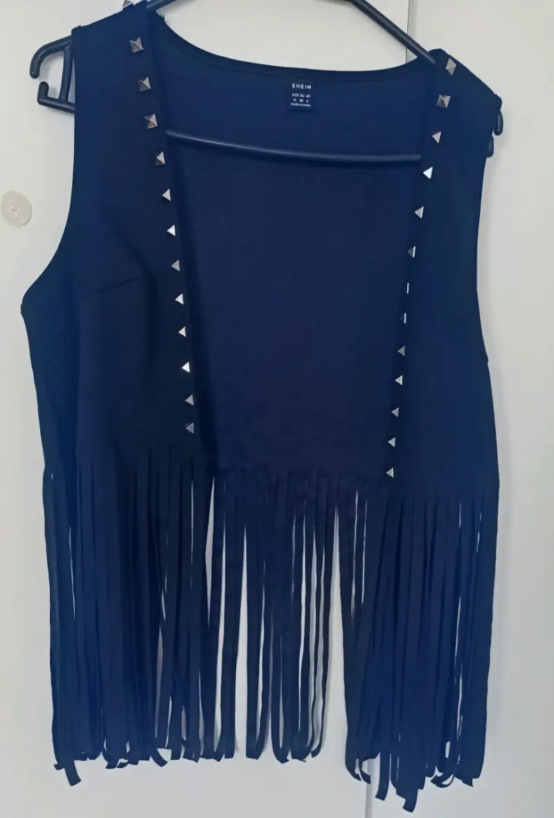 Chaleco negro con flecos y tachas Shein - 1