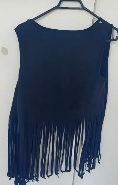 Chaleco negro con flecos y tachas Shein - miniatura 2