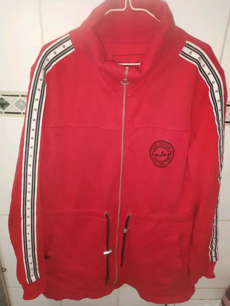 Chaqueta Roja Everlast con Cierre y Detalles en Mangas - 1