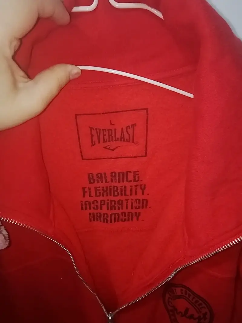 Chaqueta Roja Everlast con Cierre y Detalles en Mangas - 2