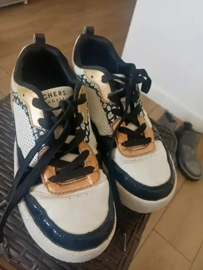 Zapatillas deportivas blancas y doradas para niña - miniatura 1