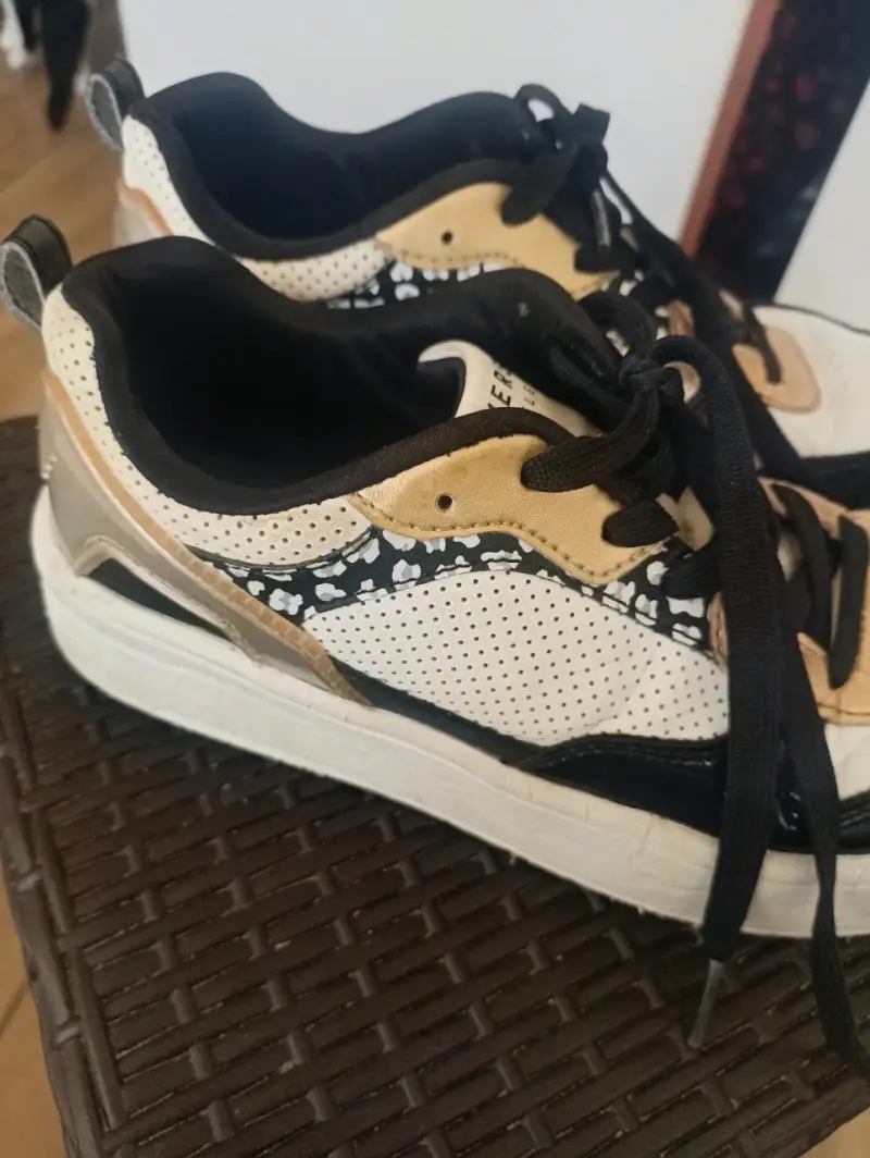 Zapatillas deportivas blancas y doradas para niña - 2