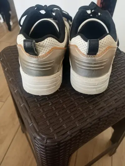 Zapatillas deportivas blancas y doradas para niña - miniatura 3