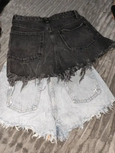 Shorts de mezclilla desgastados Zara para mujer - miniatura 3