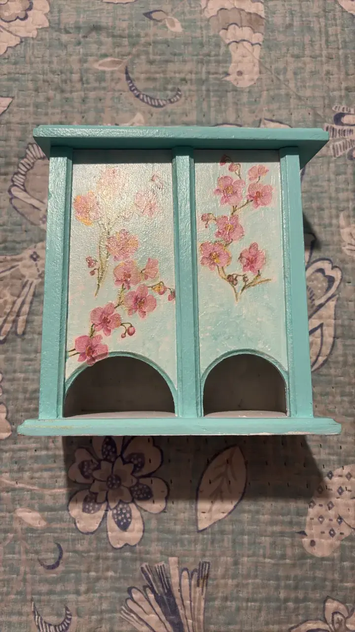 Caja decorativa de madera con diseño floral - 1