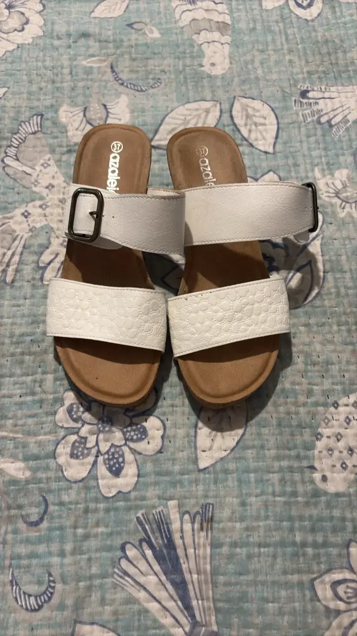 Sandalias blancas de cuero Azaleia con hebilla - 1