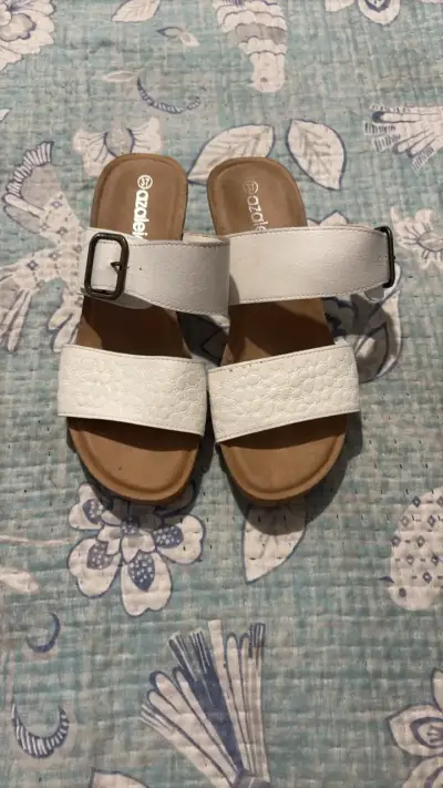 Sandalias blancas de cuero Azaleia con hebilla - miniatura 1