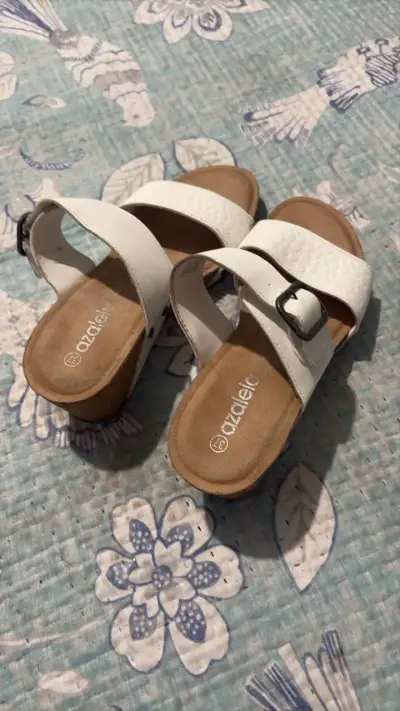 Sandalias blancas de cuero Azaleia con hebilla - miniatura 2