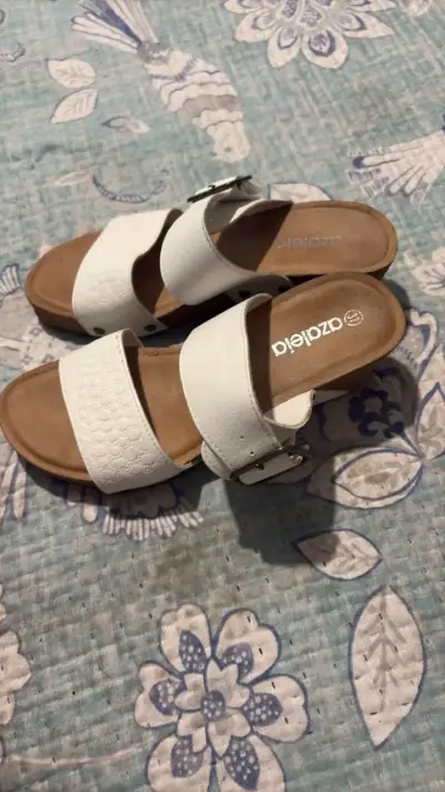 Sandalias blancas de cuero Azaleia con hebilla - miniatura 4