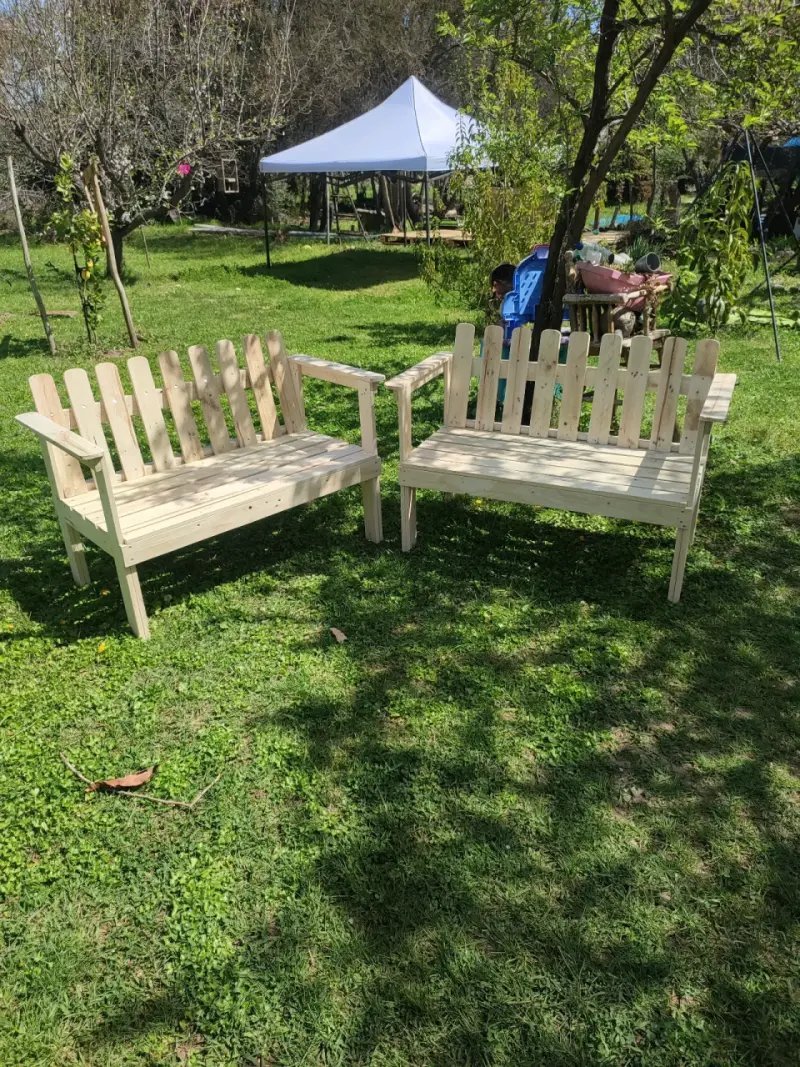 Conjunto de bancas de madera para jardín