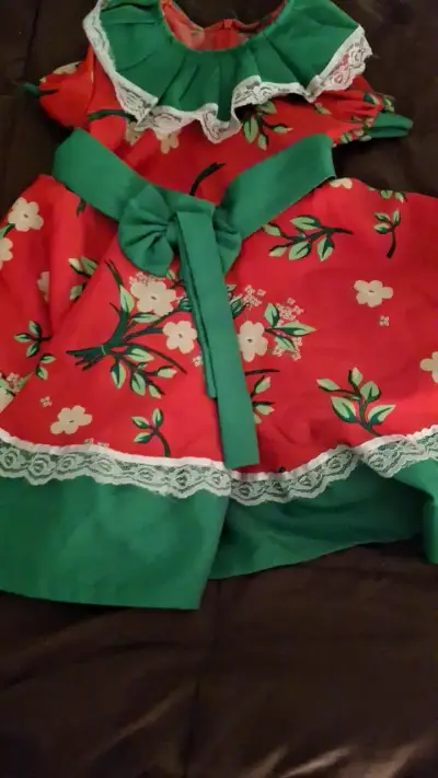 Vestido huasa rojo con detalles verdes y encaje - miniatura 1
