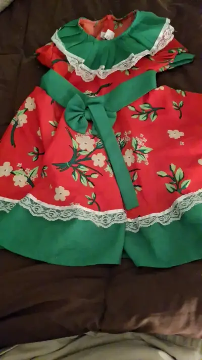 Vestido huasa rojo con detalles verdes y encaje - miniatura 2