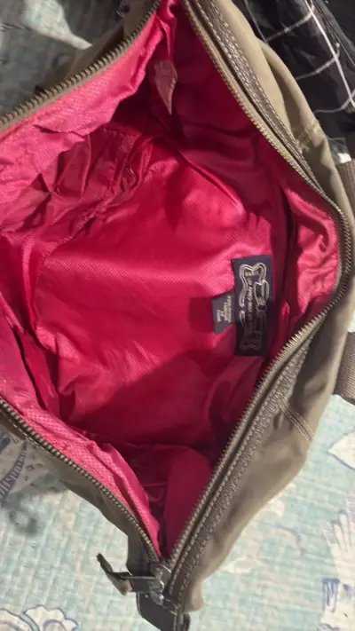 Bolso de mano color caqui con interior rojo - miniatura 3