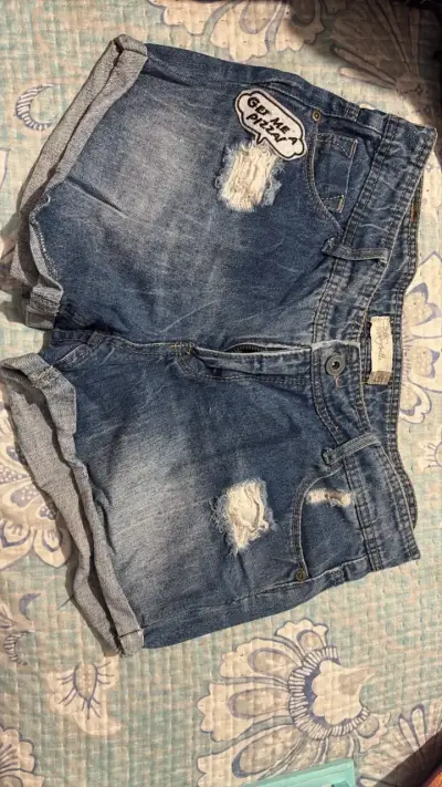 Shorts de mezclilla con diseño desgastado - miniatura 1