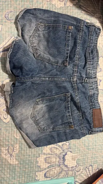 Shorts de mezclilla con diseño desgastado - miniatura 2
