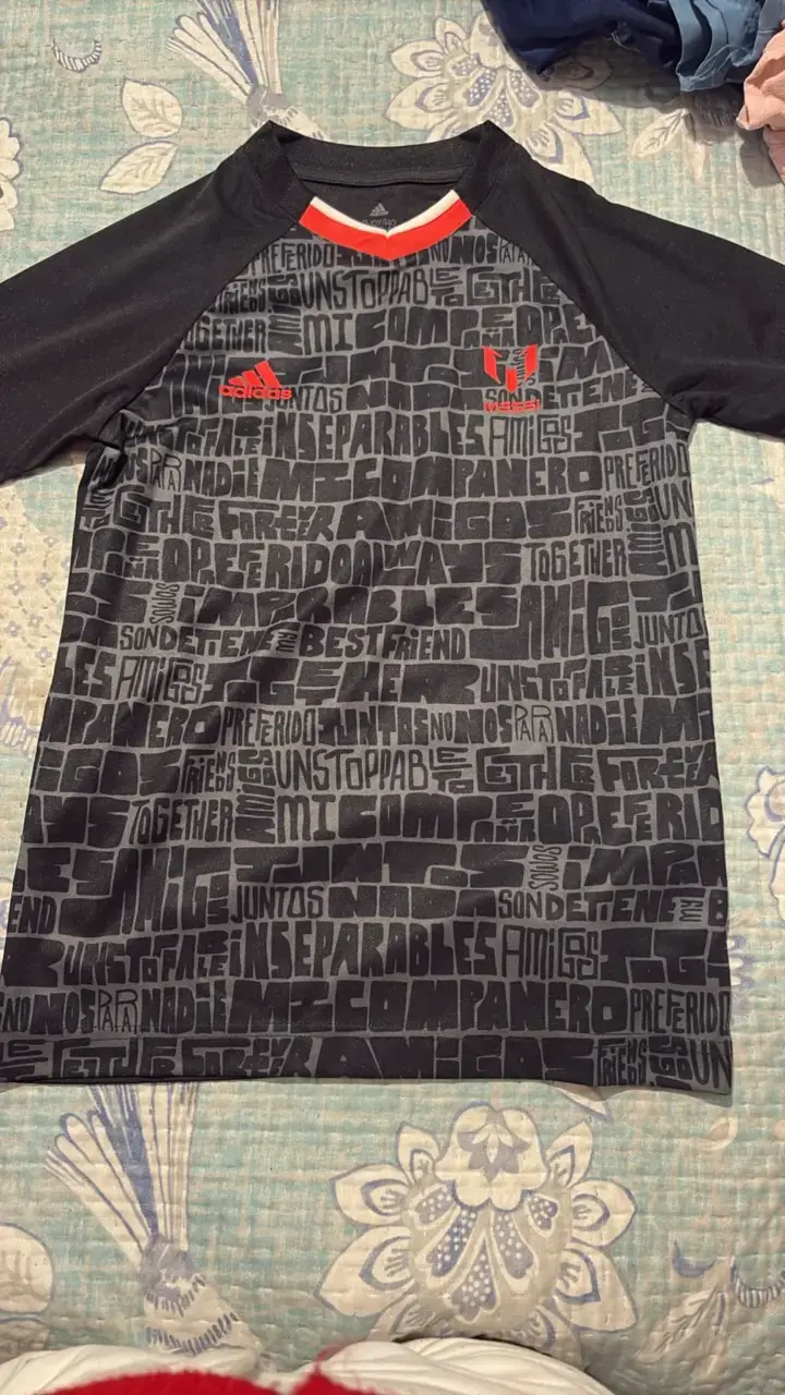 Polera deportiva negra Adidas con diseño gráfico - 1