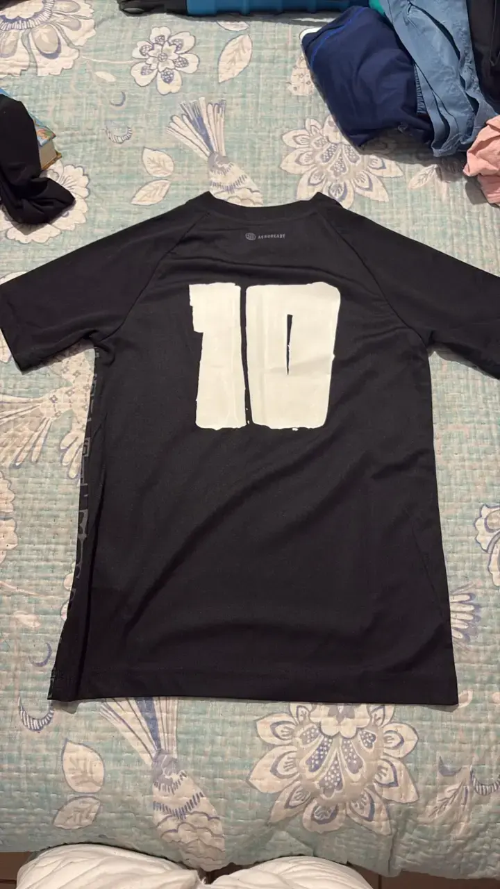 Polera deportiva negra Adidas con diseño gráfico - 2